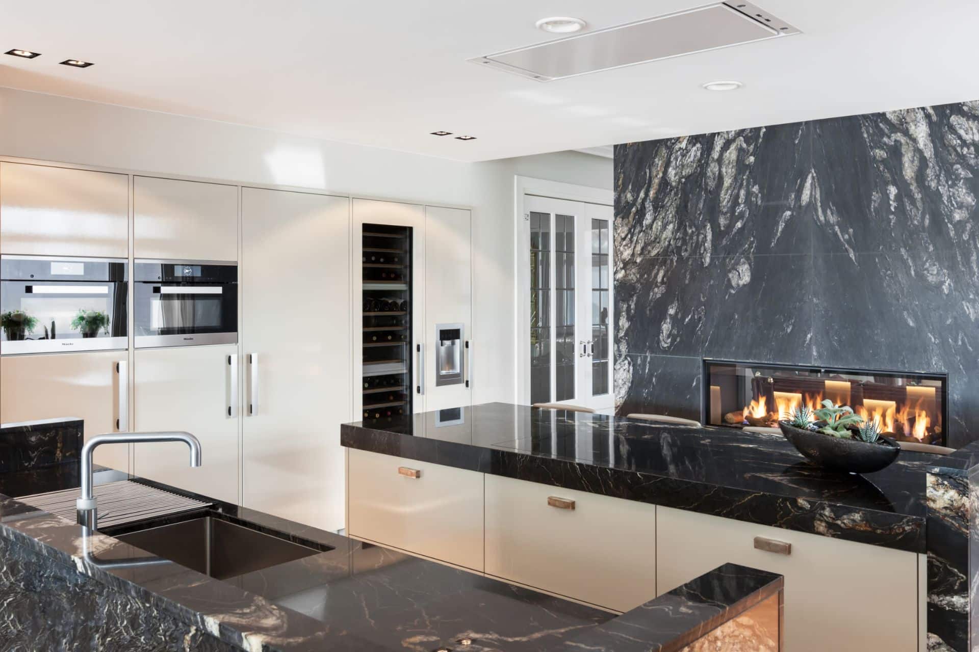 Marmeren keuken met high-end apparatuur | Nijkerk