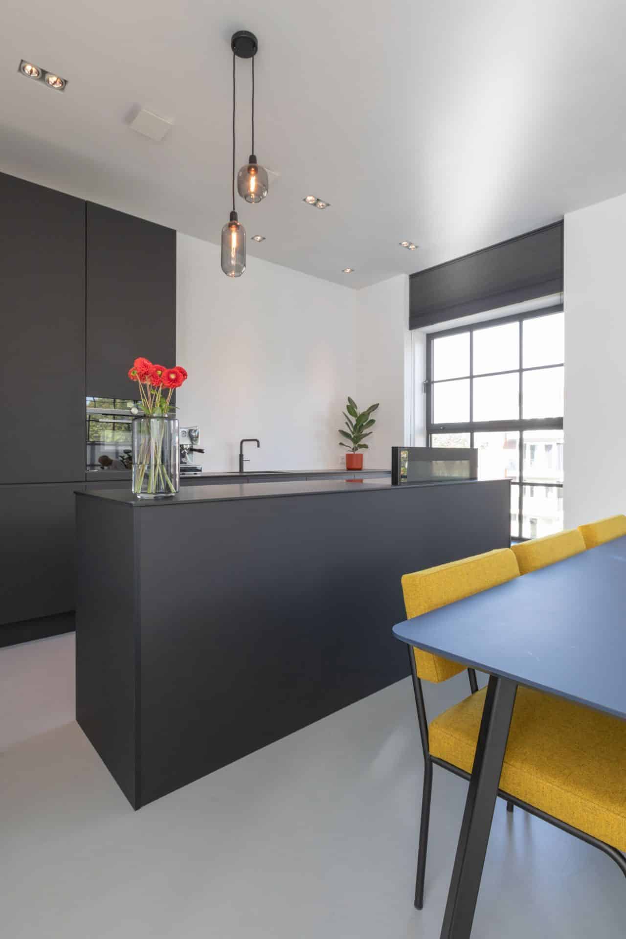 Minimalistische zwarte design keuken