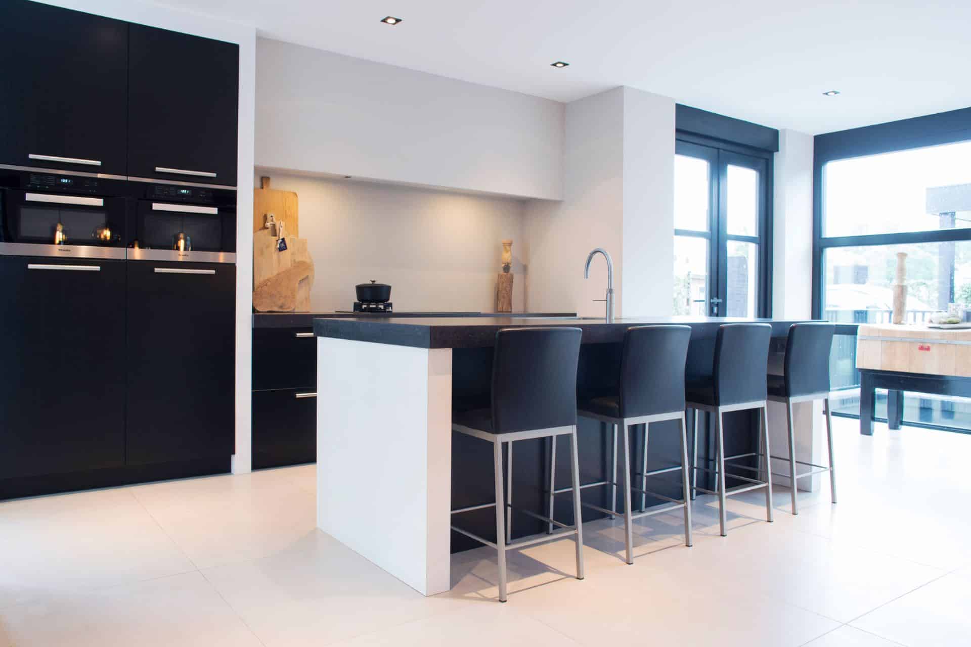 luxe zwarte moderne keuken 28