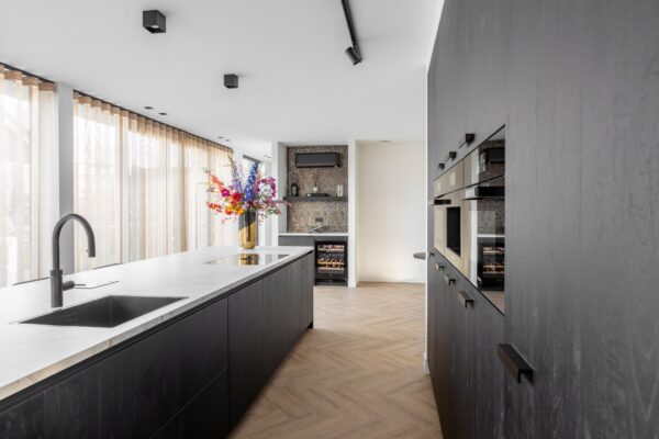 ruime zwart houten keuken met kookeiland drent van ginkel keukens 003