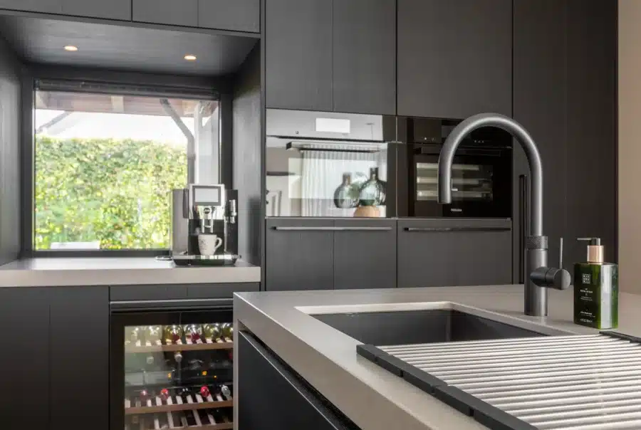 Nieuwe keuken kopen zwart grijze keuken met kookeiland van loenen van ginkel keukens