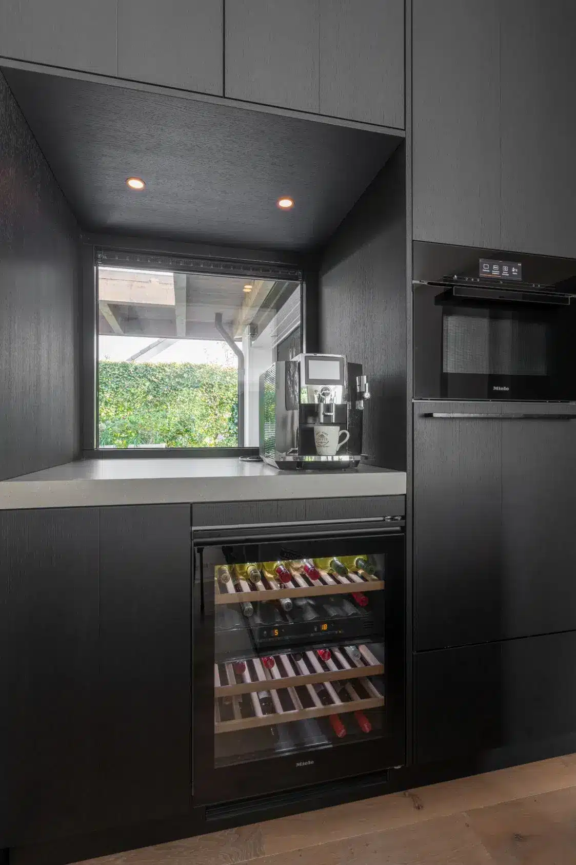 luxe keuken ontwerpen zwart grijze keuken met kookeiland van loenen van ginkel keukens