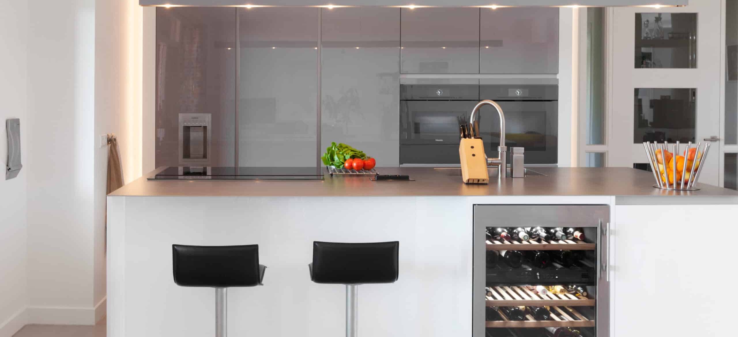 Keukentrend: minimalistische keukens met een warm sausje