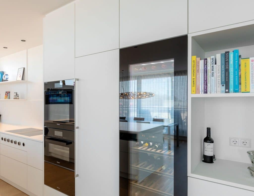 Opvallende moderne witte keuken 10