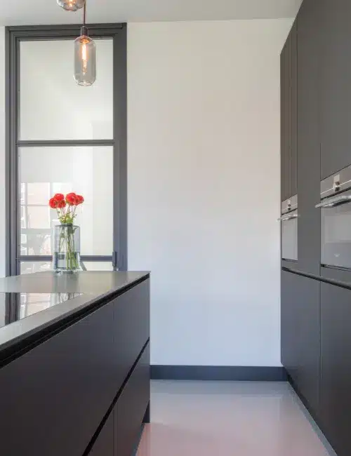 minimalistische keuken Greeploze kastenwanden en strakke keukenopstellingen