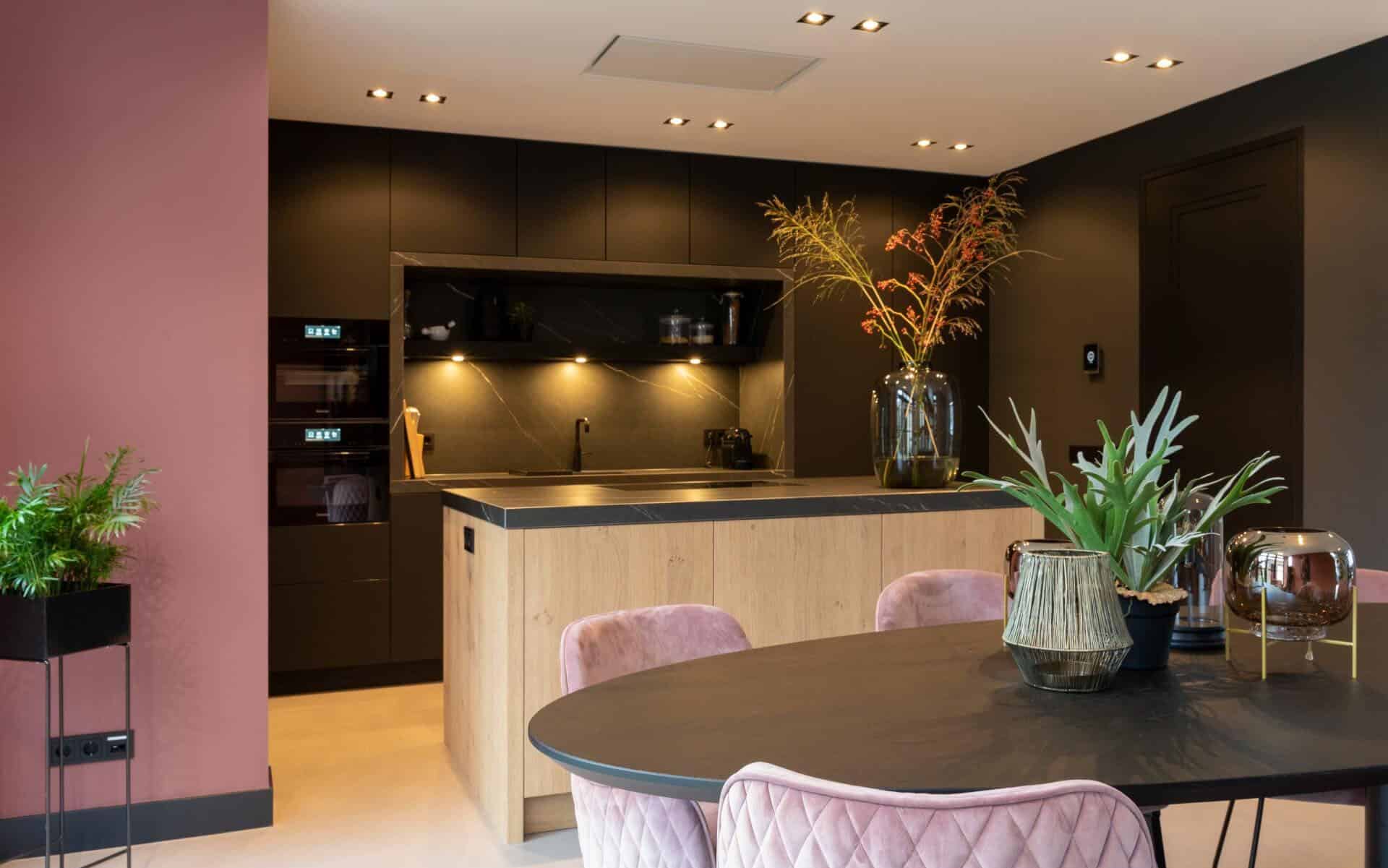 Fenix mat zwarte keuken met Miele apparatuur Barneveld vanginkelkeukens uitgelicht