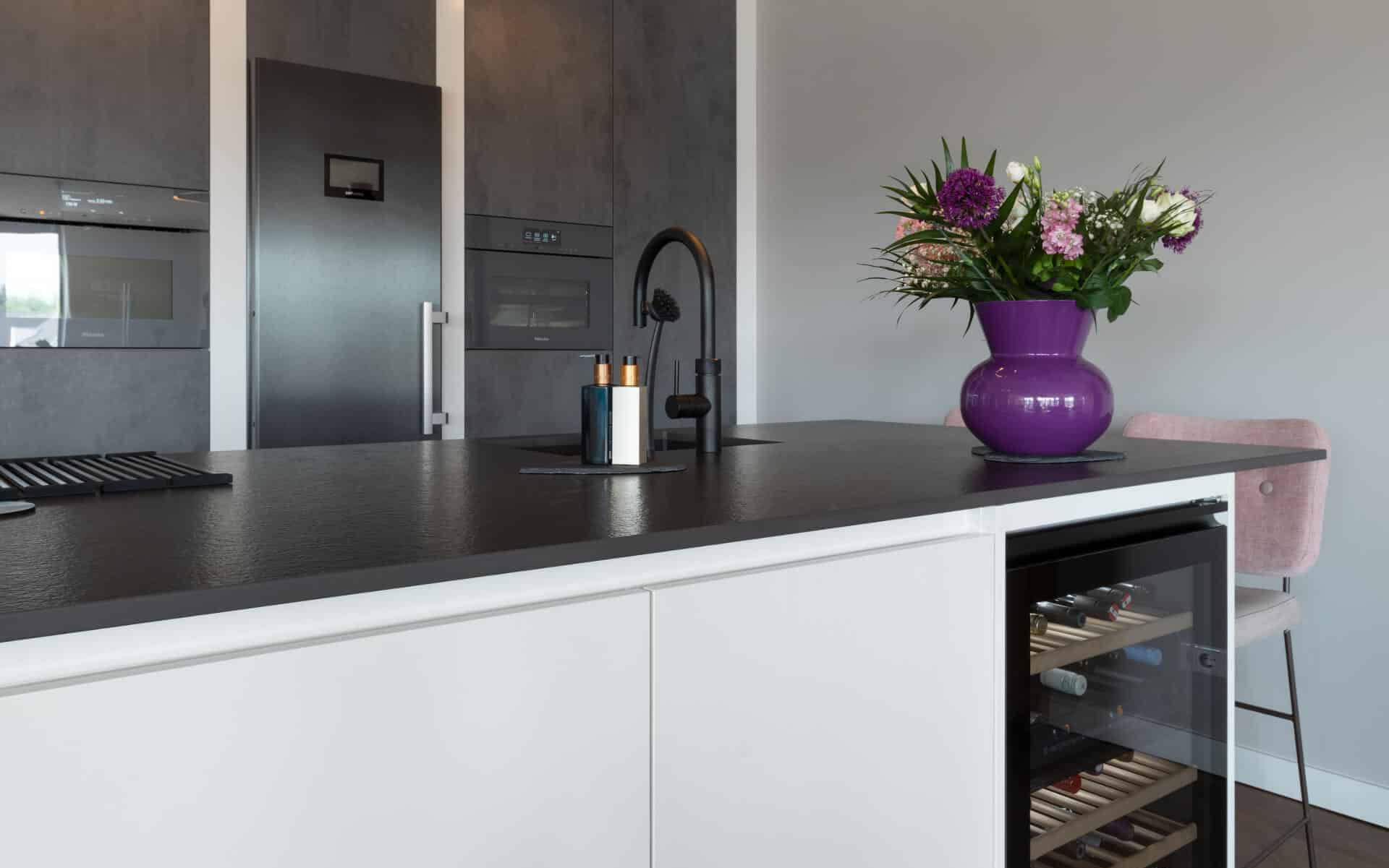 Stoere betonlook keuken met Miele apparatuur Ede vanginkelkeukens uitgelicht