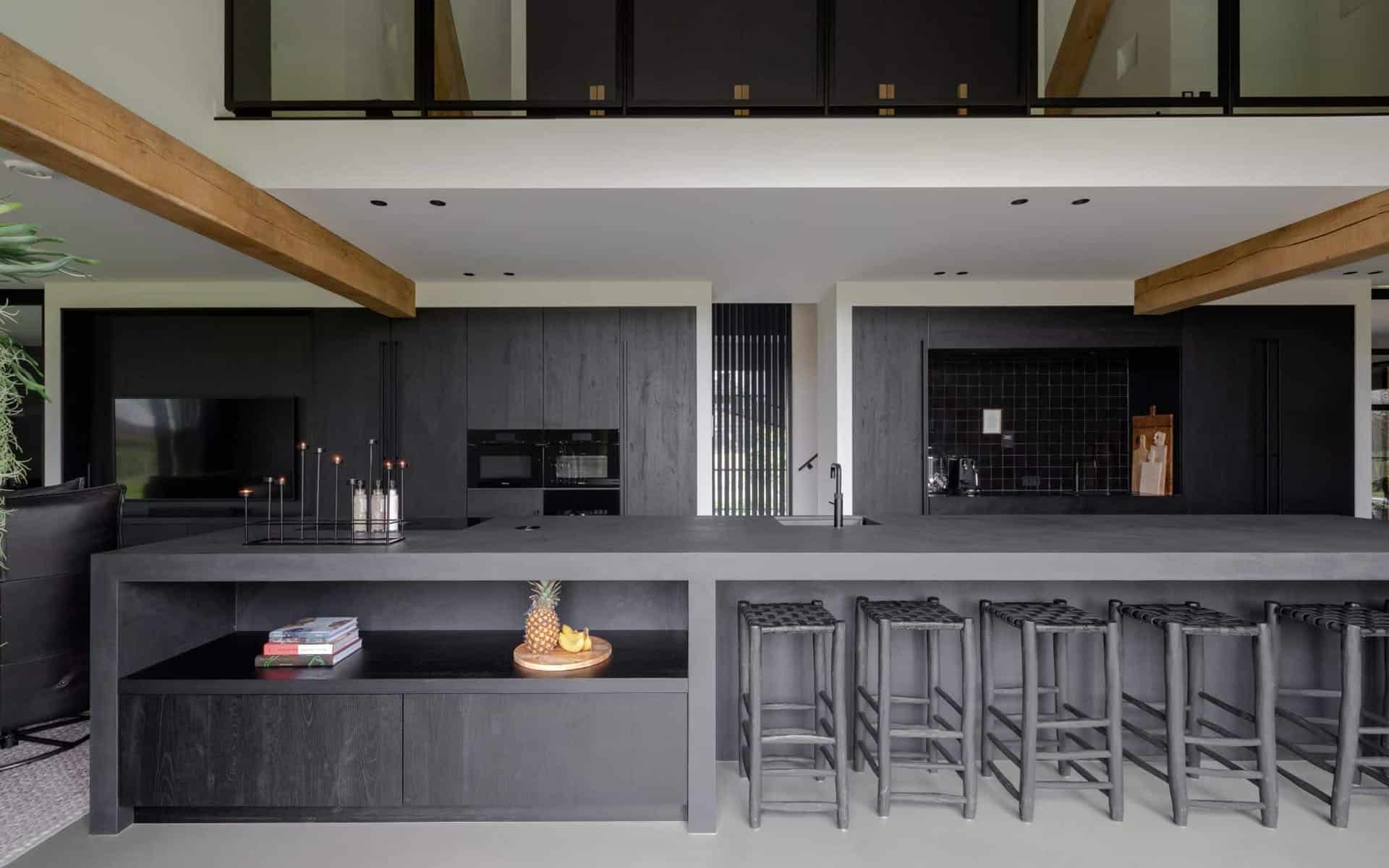 Zwarte houten keuken Kootwijkerbroek vanginkelkeukens uitgelicht