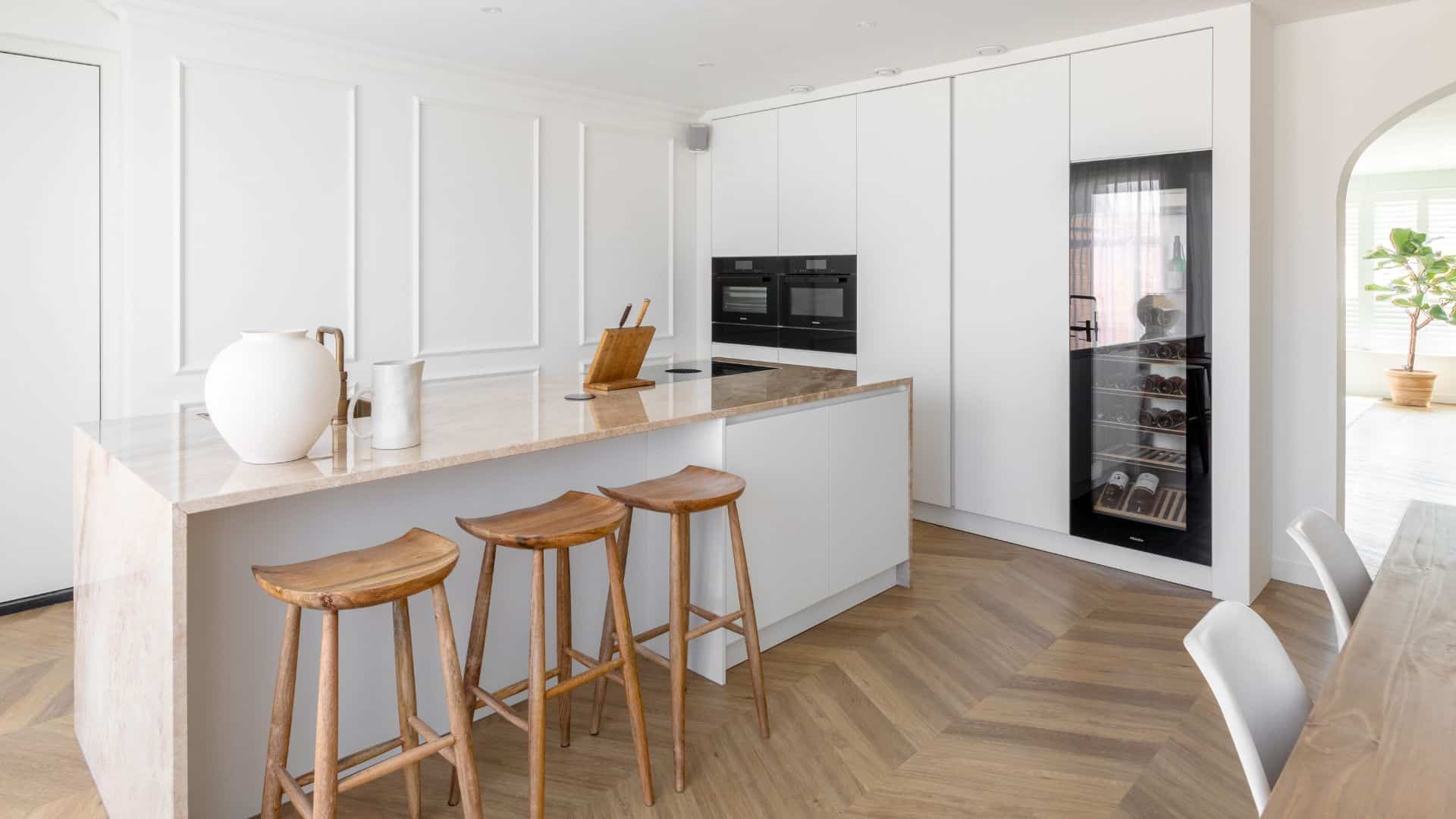 Keukentrends 2024 minimalistische witte keuken