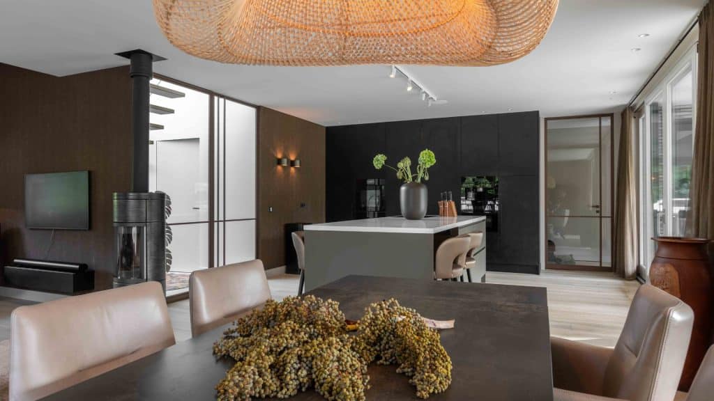 De luxe keuken met kookeiland vormt de verbindende factor tussen de woonkamer en keukenruimte