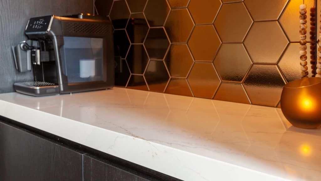 Keuken achterwand met gouden hexagon tegels