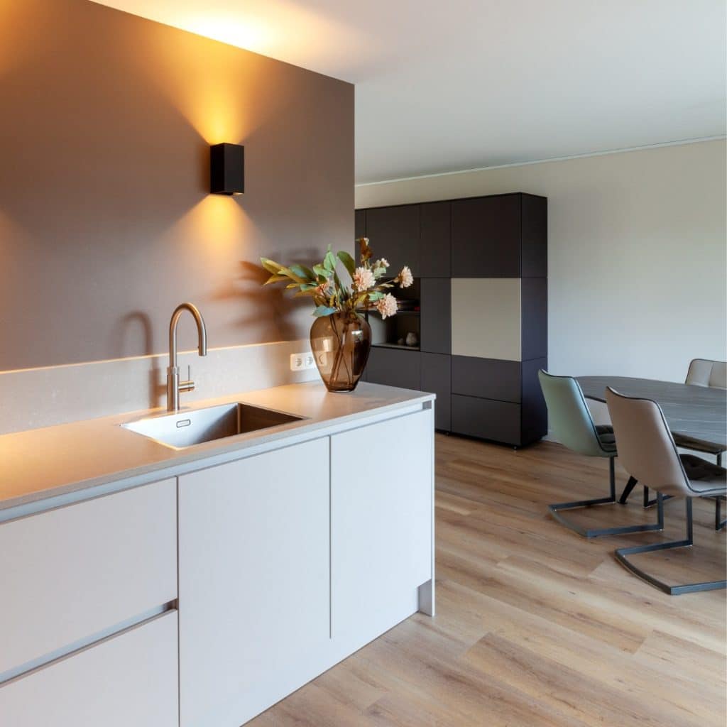 Witte greeploze keuken met een stijlvol betonlook keukenblad