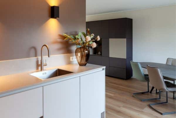 Witte greeploze keuken met een stijlvol betonlook keukenblad
